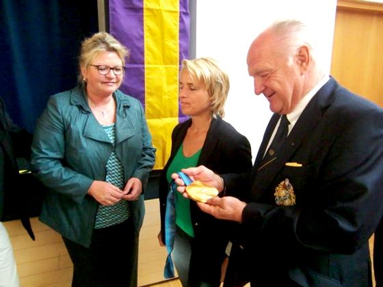 Alois Knürr vom Lions Club München-Keferloh bewundert zusammen mit  Lehrerin Gabriele Sperber eine Goldmedaille von Verena Bentele.	Foto: ikb