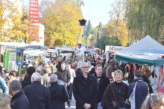 Herrliches Wetter, viele Besucher, kurzweiliger Sonntag  der Herbstmarkt in Poing.	Foto: allmender GmbH