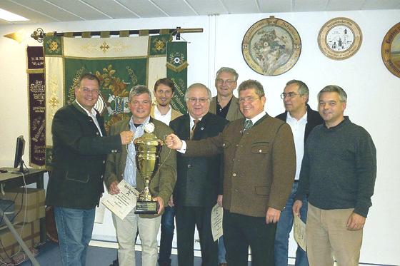Die Schützen gratulierten Harald Nottmeyer (2. v. l.) zum Gemeinderatsmeister-Pokal, auch Bürgermeister Wolfgang Panzer (l.) freute sich über das gelungene Fest. 	Foto: VA