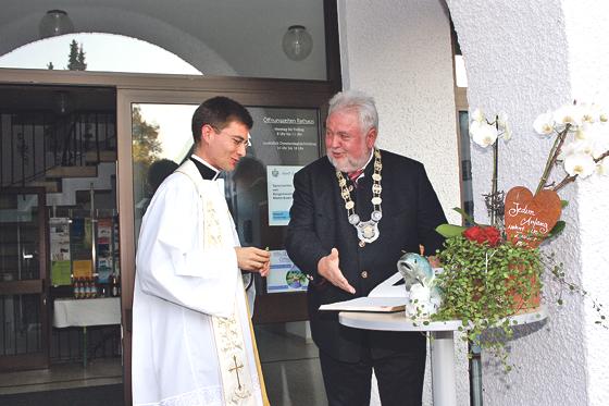 Der Neupriester mit Bürgermeister Martin Esterl bei der Eintragung in das Goldene Buch.	Foto: Christine Gerneth
