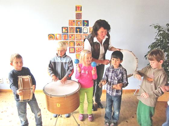 Beim Projekt Mo-Va-Pa gibt es Instrumentalunterricht für Erstklässler an der Grundschule Parsdorf mit Projektleiterin Katerina Stegemann. 	Foto: Grundschule Parsdorf