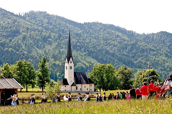 Die Leonhardi-Kirche in Schliersee ist nur wenige Meter vom Freilichtmuseum entfernt. 	Foto: Wasmeier Museum