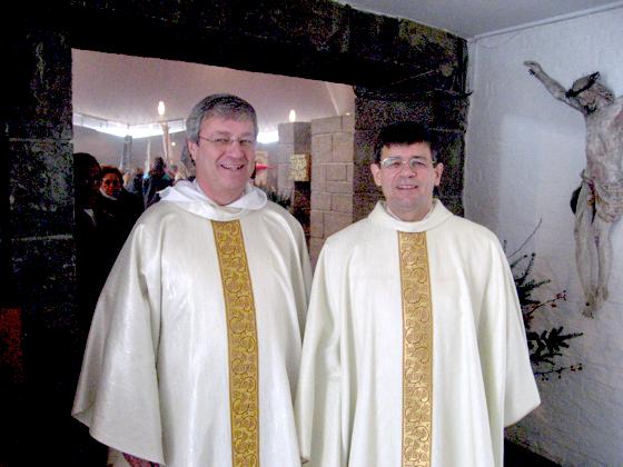 Der neue Dekan Günter Reitzi (links) und der neue Pfarrer Michael Ljubisic nach der Messe.	Foto: VA