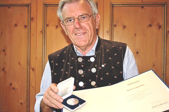 Gerhard Holz wurde nun vom Bezirk Oberbayern für sein Engagement in den Bereichen Kultur- und Heimatpflege die Bezirksmedaille verliehen.  	Foto: ws