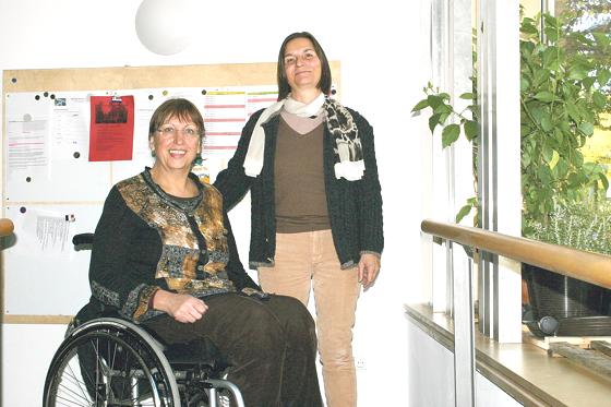 Margret Dietmann (links) und Hanne Kamali sorgen dafür, dass behinderte Münchner einen Arzt finden, den sie problemlos erreichen.	Foto: sy