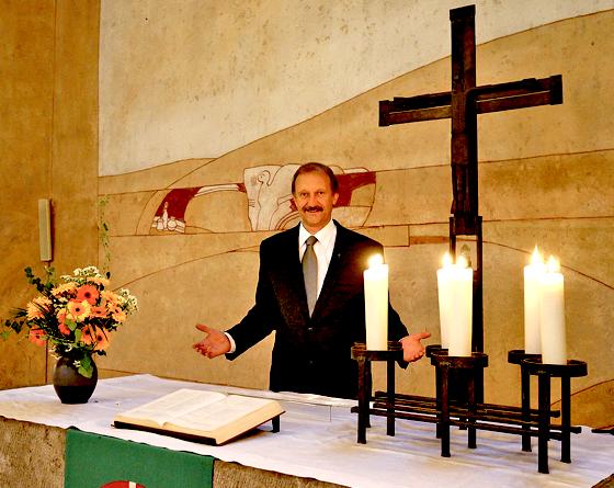 Pfarrer Christoph Reichenbacher lädt herzlich zur Meditation bei Kerzenschein und Orgelmusik in die Emmauskirche ein.	Foto: Woschée