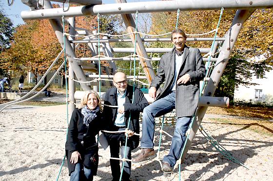 Sie freuten sich über die gelungene Anlage am Piusplatz: die grüne Oberbürgermeisterkandidatin Sabine Nallinger, Baudirektor Hubert Schmid und Ulrich Schneider vom Baureferat (von links).	Foto: js