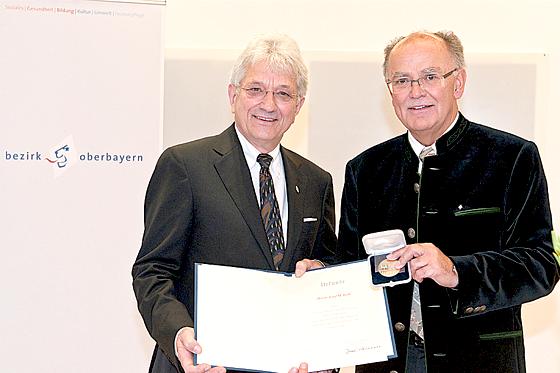 Bezirkstagspräsident Josef Mederer zeichnete den Zamdorfer Josef M. Redl mit der Medaille aus.	F.: VA