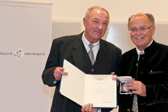 Bezirkstagspräsident Josef Mederer (rechts) überreichte Hans-Otto Dressel die Bezirksmedaille für seine sportlichen Verdienste.	Foto: Bezirk Oberbayern
