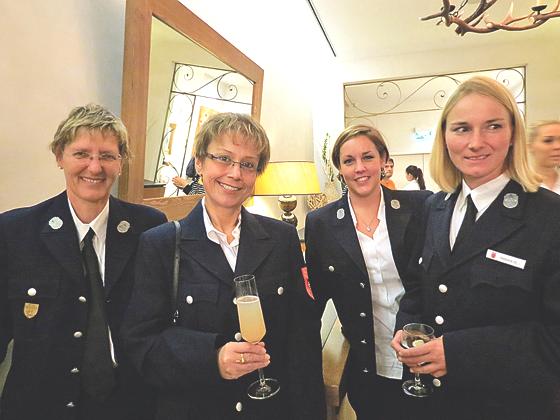 Beim Feuerwehrfrauen-Empfang des Landkreises kam es zu einem regen Austausch.	Foto: LRA München