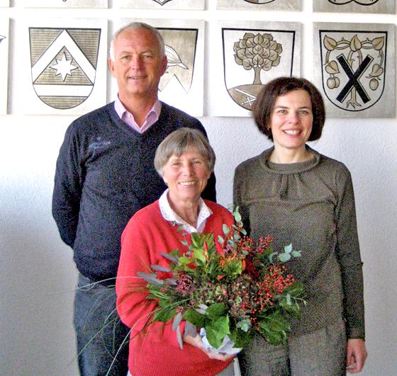 Silke Adami und Johann Taschner gratulieren Monika Helf (Bildmitte).	Foto: VA