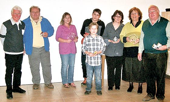 Die Gewinner mit den Voständen der Eigenheimervereinigung und der Kriegerkameradschaft.	Foto: VA