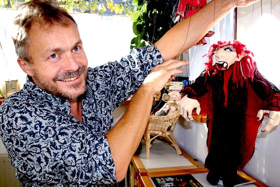 Walter Pfeiffer aus der Lerchenau baut seit mehr als 30 Jahren in seiner Freizeit Marionetten.	Foto: ws