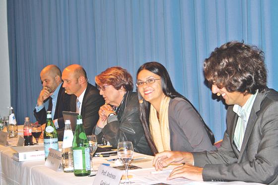 Stadtbaurätin Elisabeth Merk (oben, 2. von rechts) versprach bei der Diskussion zur Bebauung des Paulaner-Geländes, dass die Bürger stark eingebunden würden. 	Foto: js