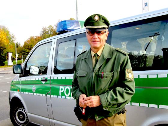 Polizeihauptkommissar Alfred Kindermann lädt alle herzlich zur Beratungsstunde in die ROSI, dem rollenden Sicherheitsbus der Polizei ein.	Foto: hw