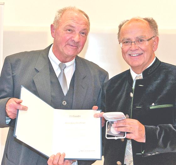 Bezirkstagspräsident Josef Mederer (rechts) überreichte Hans-Otto Dressel die Bezirksmedaille für seine sportlichen Verdienste.	Foto: Bezirk Oberbayern