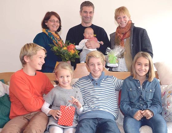 Bürgermeisterin Ursula Mayer (r.) gratuliert Familie Werner herzlich zum fünften Kind. 	Foto: Schunk