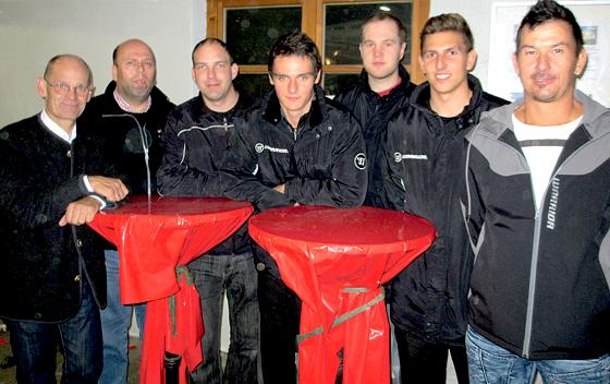 Das „Team hinter dem Team“ beim EHC Klostersee: Albert Nijenhuis, Markus Amrehn, Markus Singer, Maxi Pritschet, Bernhard Filke, Thomas Bäuml und Armin Kolic (v. l.). 	Foto: smg