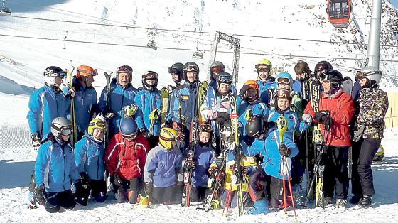 Das Skiteam des Kirchheimer SC beim erfolgreichen Saisonstart Ende Oktober am Stubaier Gletscher.	Foto: VA