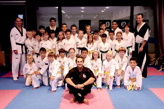 Die Motivation war groß bei den Schülern des Kampfsport Clubs Haar mit Roland Osborne (Mitte) zu trainieren.  	Foto: Privat