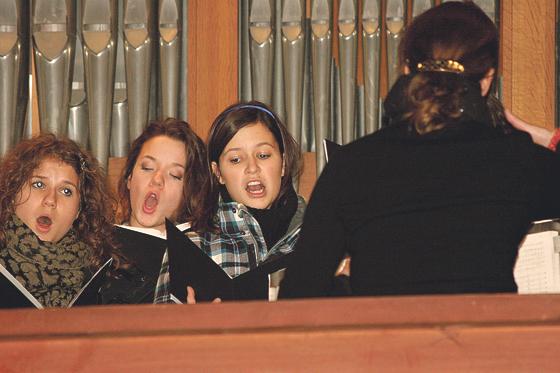 Mit weihnachtlichen Klängen lockt die Musikschule im  Dezember in die Kirche Peter und Paul. 	Foto: VA