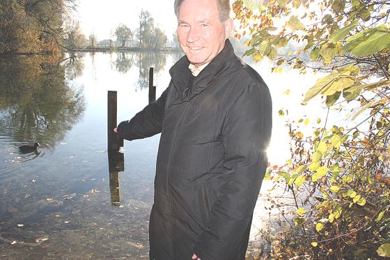 Bezirksrat Dr. Rainer Großmann unterstützt das Anliegen der Bürger, die Behindertenrampe am Feldmochinger See zu verlegen. 	Foto: ws