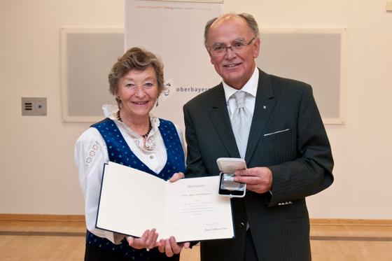 Bezirkstagspräsident Josef Mederer überreichte Agnes Lochbrunner Urkunde und Medaille.	Foto: VA