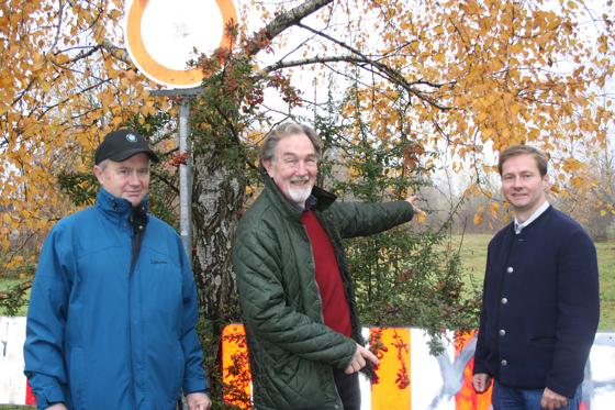 Die Interessengemeinschaft Fasanerie aktiv kämpft für die Verlängerung der Lassallestraße in der Lerchenau nach Norden: Dr. Karl Ibinger, Klaus Backer und Werner Paulus (von links).	Foto: ws