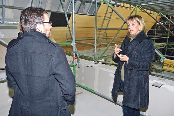 In diesem Jahr wird das Echinger Bürgerhaus 30 Jahre alt. Architektin Susanne Wehkamp erklärte den Besuchern die Details der Sanierungsmaßnahmen. 	F.: bb