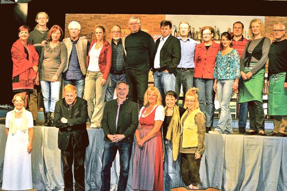 Regisseur Marcus Everding (2. v. l.) und die Darsteller der Ayinger Gmoa-Kultur freuen sich auf viele Besucher bei ihrem neuen Stück. 	Foto: Schunk