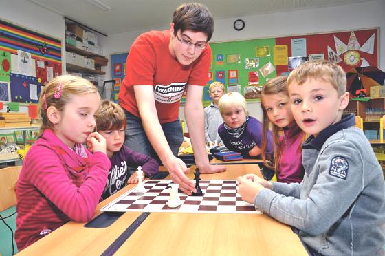 Freiwilliges Soziales Jahr im Schachclub? Das geht tatsächlich: Anton Kawelke (3. v. l.) bringt das königliche Spiel Schülern rund um Ebersberg bei.	Foto: sf