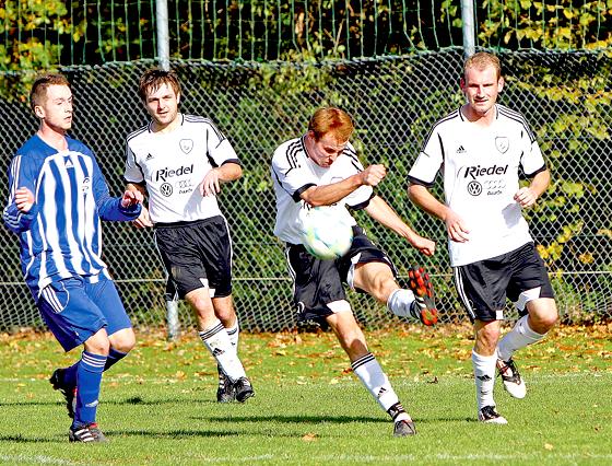 Zum Ende der Hinrunde legte sich Spitzenreiter FC Hertha nochmal ins Zeug  vergeblich. 	Foto: Rabuser