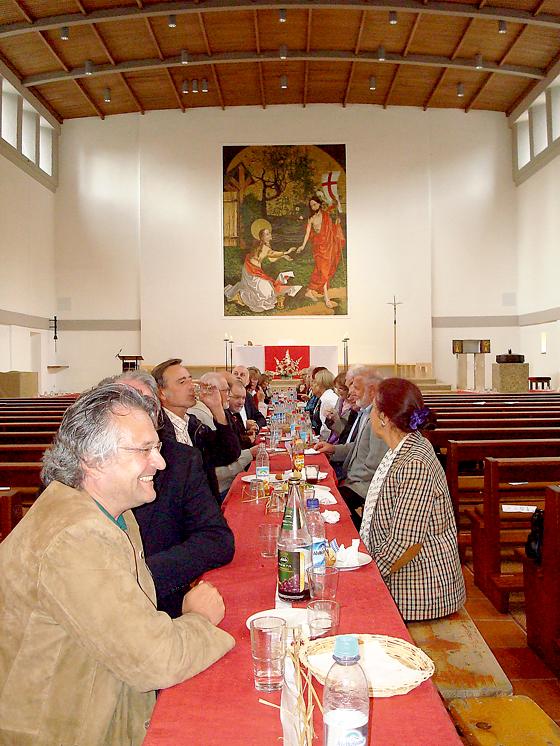 Gäste der Caritas in der Kirche St. Magdalena. 	Foto: Eva-Maria Stiebler