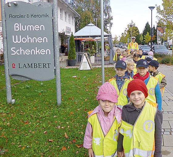 Die Erstklässler der Grundschule an der Albert-Schweitzer-Straße beim praktischen Teil der Verkehrsschulung. 	Foto: MO