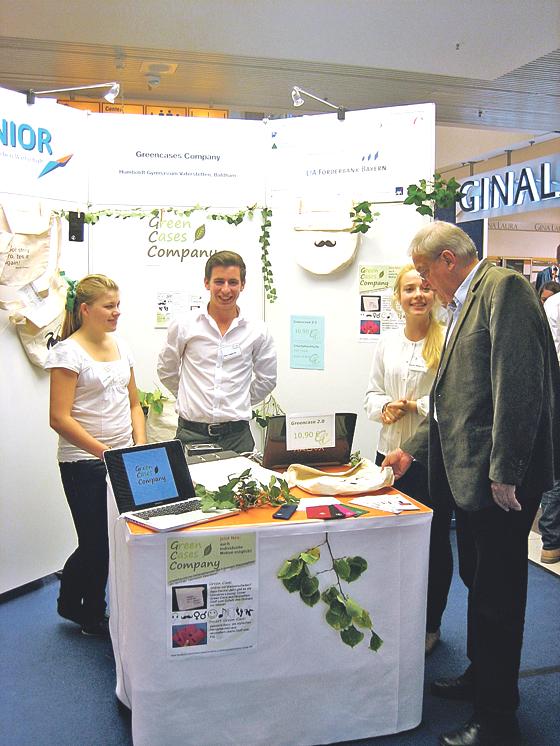 Das Schülerunternehmen des Vaterstettener Humboldt-Gymnasiums, Greencases Company, hat an der Juniormesse in Nürnberg teilgenommen.	Foto: Schule