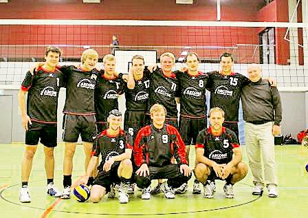 Die Volleyballer der SpVgg Höhenkirchen (Herren I), hier mit Trainer Michael Knauer, konnten am letzten Spieltag zwei Siege einfahren.	Foto: SpVgg