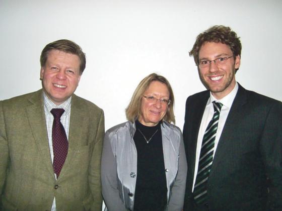 Kilian Mentner (rechts) rückt im BA bei der CSU für Barbara Grünewald nach. Vorsitzende Pilz-Strasser vereidigte den Volljuristen, Fraktionssprecher Robert Brannekämper gratulierte.  Foto: hgb