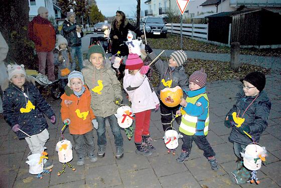 Die Kinder vom »Mühlbach« hatten für den Umzug eigens »Gänselaternen« gebastelt.	Foto: VA