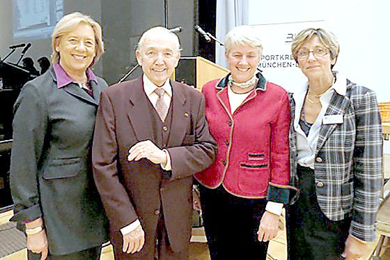 Othmar Kieslich mit Landrätin Rumschöttel, SVL-Präsidentin Brigitte Weinzierl und der Vorsitzenden des Kreises 13, Friedl Häusler.	Foto: VA