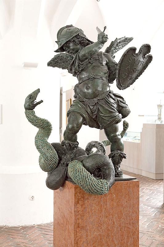 Putto im Kampf mit der Schlange, um 1640. Hier mit einer Strickintervention von Stephanie Müller und Klaus Erich Dietl von 2012	Münchner Stadtmuseum