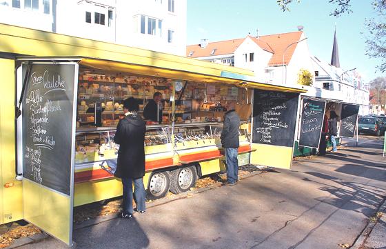 Der Wochenmarkt muss übergangsweise in die Else-Rosenfeld-Straße verlagert werden.	Foto: js