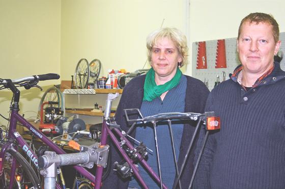 Friederike Schulz und Oliver Groth von Pikassio e.V. hoffen, dass sie unter anderem für die Fahrradwerkstatt bald neue Räumlichkeiten finden.	Foto: js