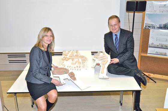 Bauamtsleiterin Brigitte Littke und Bürgermeister Robert Niedergesäß sind zufrieden mit den Lösungen der Architekten.	Foto: sf