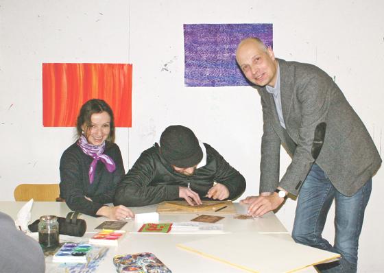 Schöpferisch sein in der Kunsttherapie: Justina Tomanek, ein Patient und Stephan Mirisch (v. l.).	Foto: Sylvie-Sophie Schindler