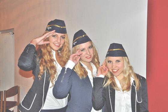 Auf eine Reise um die englischsprachige Welt luden charmante Stewardessen.	Foto: Christine Langlechner
