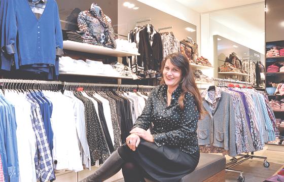 Filialleiterin Susanne Fleischmann ist begeistert von der neuen  Inneneinrichtung des Eterna-Shops.