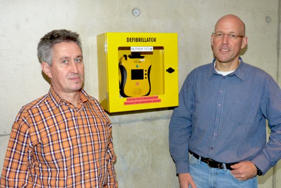 Georg Schneider (li.) und Hermann Maurer präsentieren den AED im Foyer des Rathauses.	Foto: bb