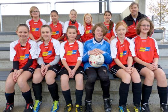 Die Fußball-D-Juniorinnen aus Hallbergmoos mit ihrem Trainer Wolfgang Schweiger. 	Foto: bb
