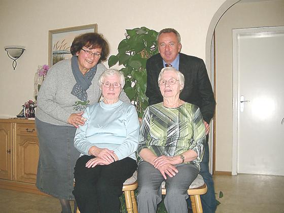 Die Zwillingsschwestern Maria Huber und Rosa Zellner feierten jüngst Geburtstag. Udo Ockel und Gerda Rothhaupt gratulierten.	Foto: privat