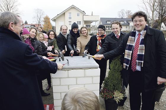 Gemeinsam wurde der Grundstein für das neue Kirchengebäude in Ottobrunn gelegt.	Foto: Privat